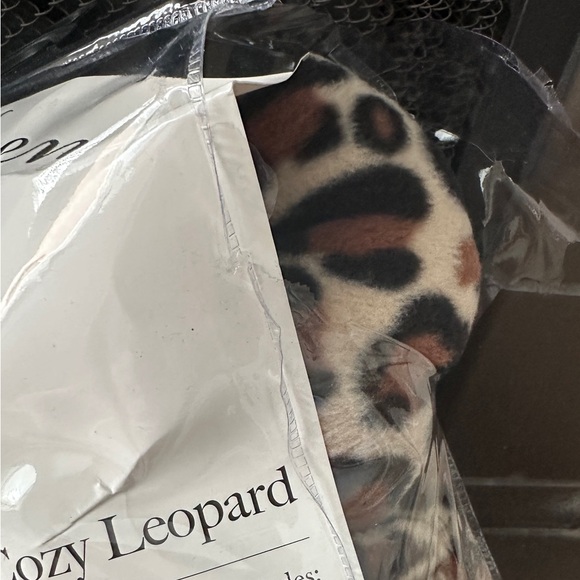 Cute and cozy Leg Avenue Leopard Costume in 1X/2X! - Picture 5 of 6